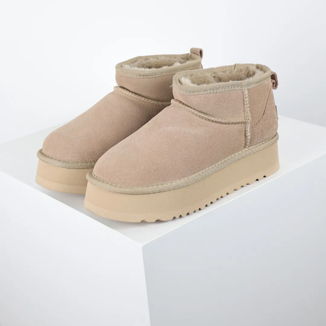 Pick up locally 💰440 The core recommendation is good price E4 UGG Thick-soled short style Zhou Dongyu and Wang Yibo's same series Xiaohongshu popular model Henan Longfeng leather production Cashmere insole is a very suitable choice for keeping warm in winter when going out and at home. In the new year, uug launched a style series, which is partially geared towards the preferences of young consumers and has also been at the forefront of fashion trends. Shoe body material UGGPURE™ implanted wool insole Lightweight non-slip and comfortable rubber outsole With brand LOGO and complete packaging Size: 35 36 37 38 39 40